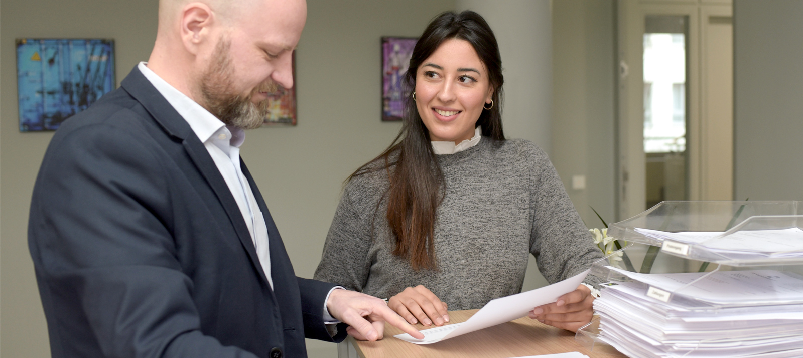 Azubine mit Ausbilder Kaufmann im Außenhandelsmanagement