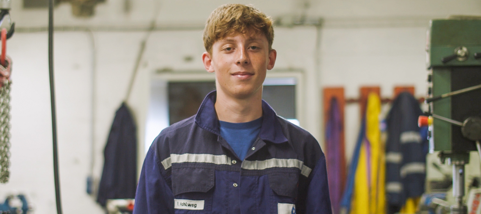 Azubi Industriemechaniker in der Werkstatt