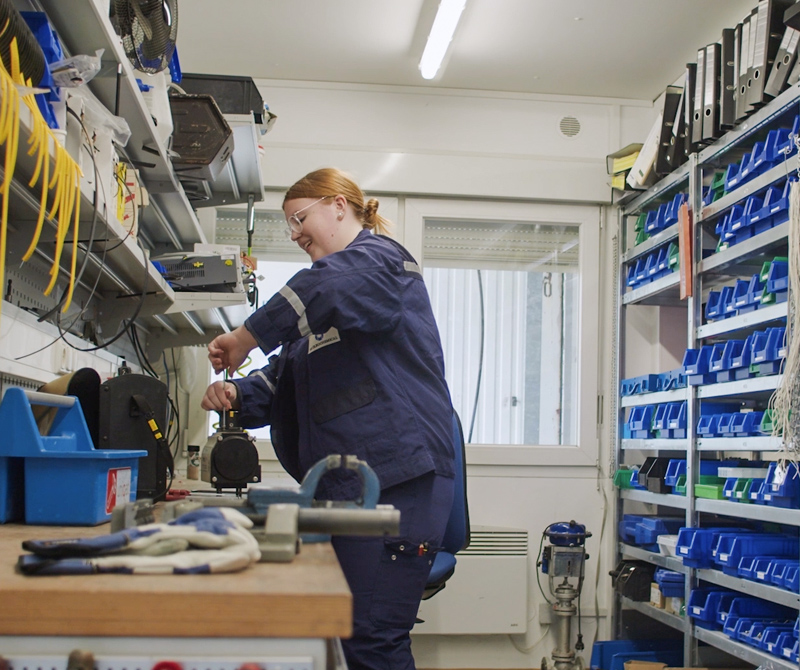 Azubine beim Verschrauben in der Werkstatt
